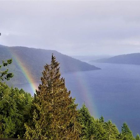 Moon Water Lodge Malahat ภายนอก รูปภาพ