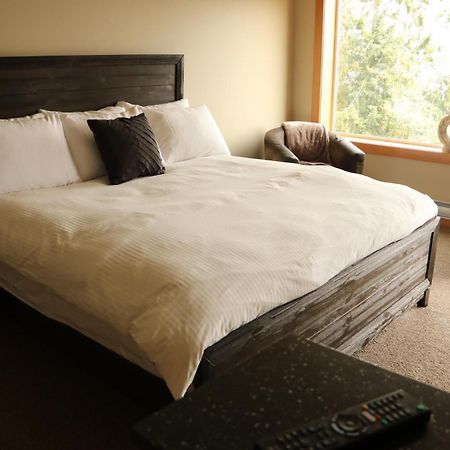 Moon Water Lodge Malahat ภายนอก รูปภาพ