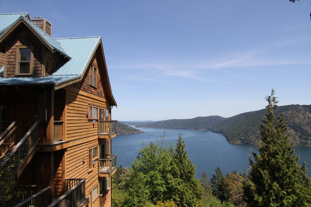 Moon Water Lodge Malahat ภายนอก รูปภาพ