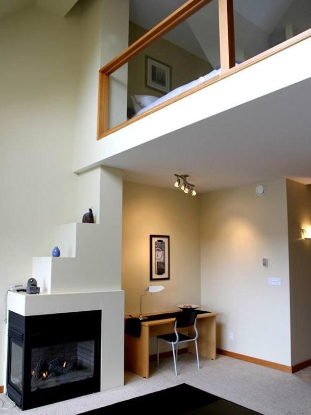Moon Water Lodge Malahat ภายนอก รูปภาพ