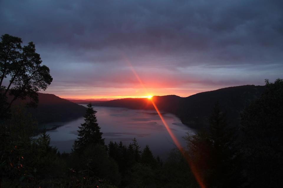 Moon Water Lodge Malahat ภายนอก รูปภาพ