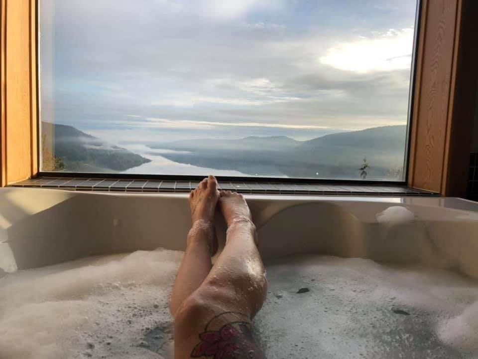 Moon Water Lodge Malahat ภายนอก รูปภาพ