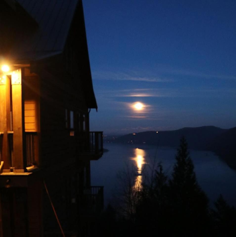 Moon Water Lodge Malahat ภายนอก รูปภาพ
