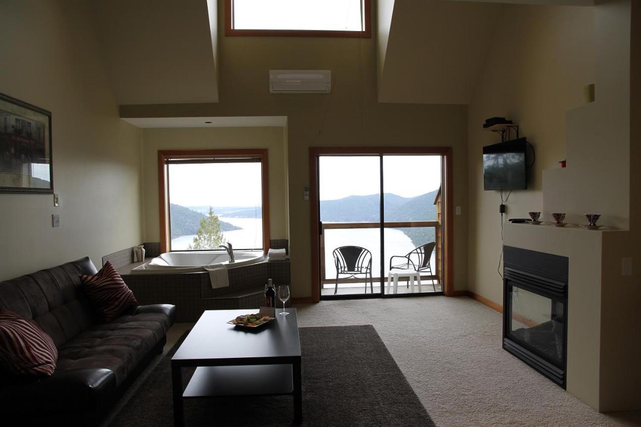 Moon Water Lodge Malahat ภายนอก รูปภาพ