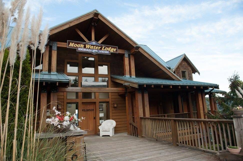 Moon Water Lodge Malahat ภายนอก รูปภาพ