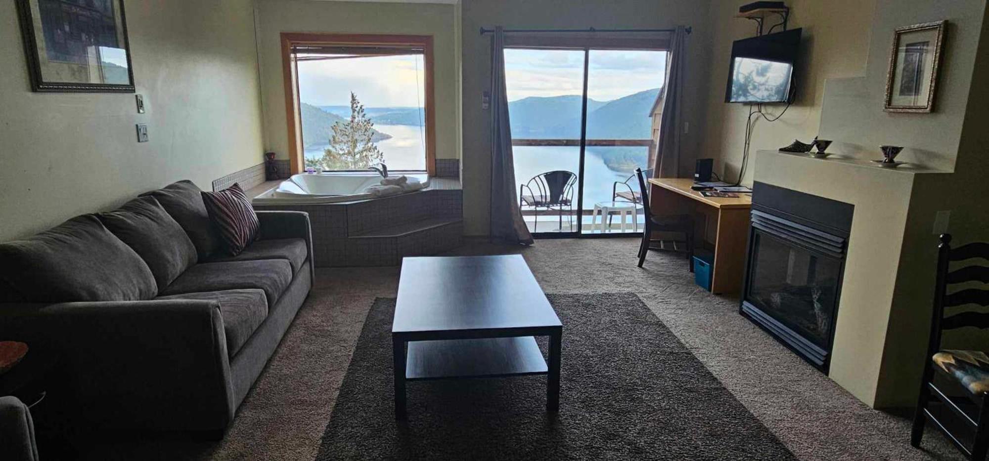 Moon Water Lodge Malahat ภายนอก รูปภาพ