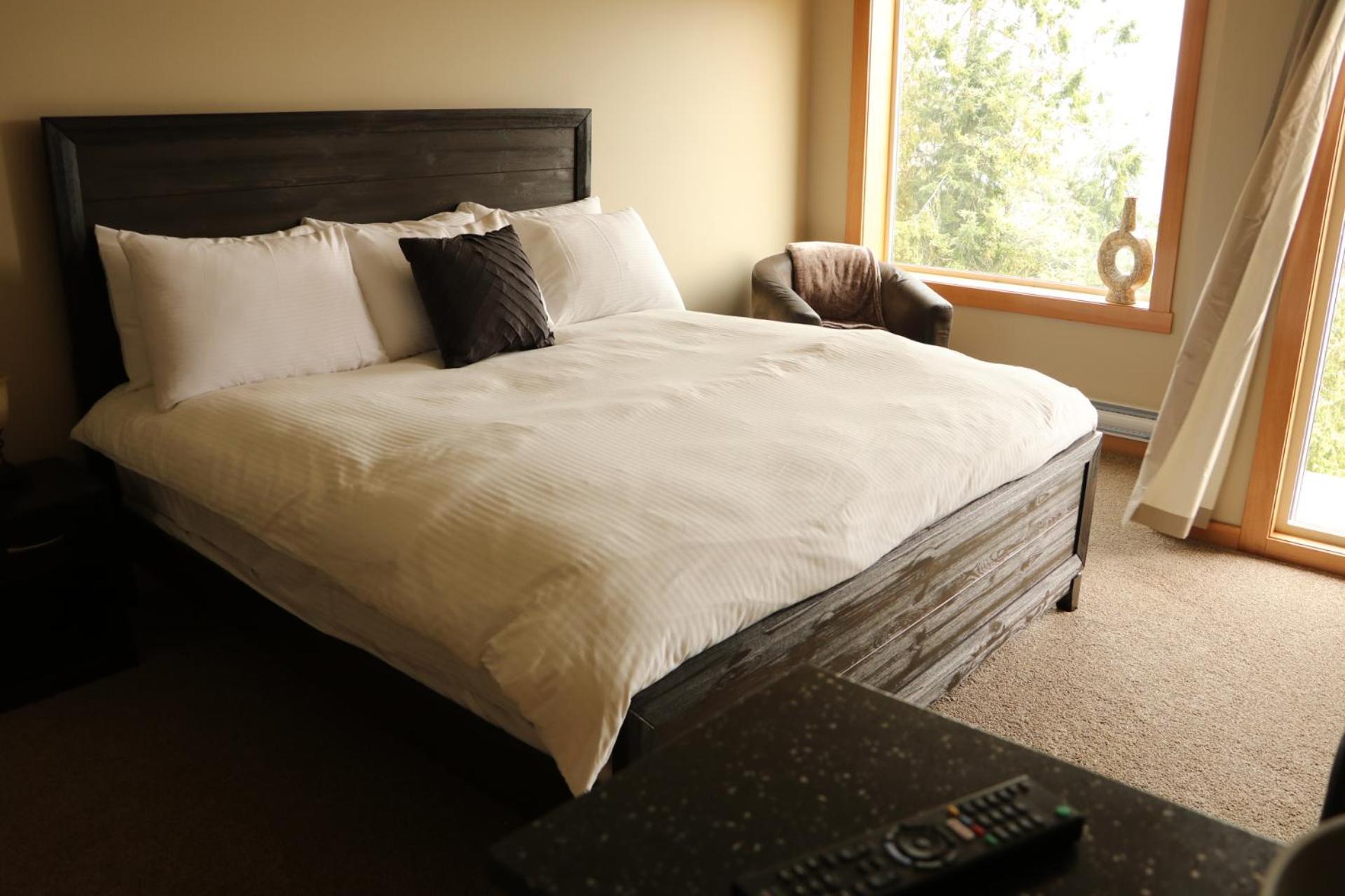 Moon Water Lodge Malahat ภายนอก รูปภาพ