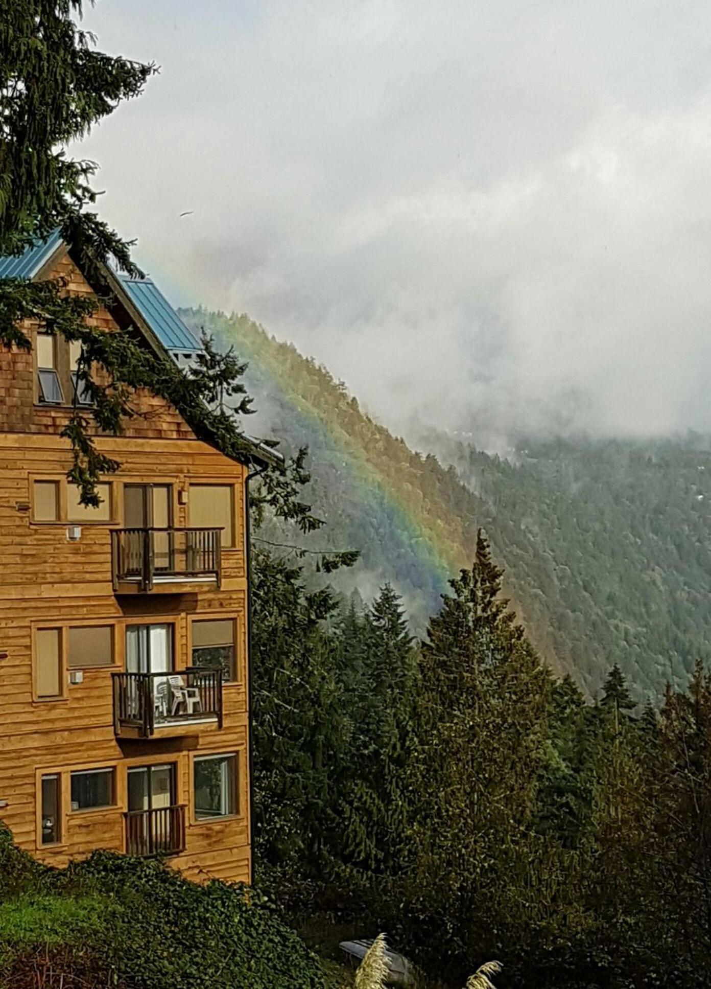 Moon Water Lodge Malahat ภายนอก รูปภาพ