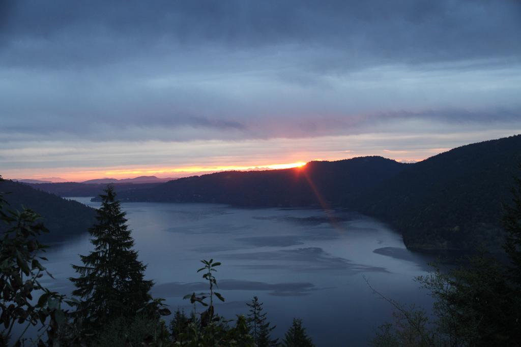 Moon Water Lodge Malahat ภายนอก รูปภาพ