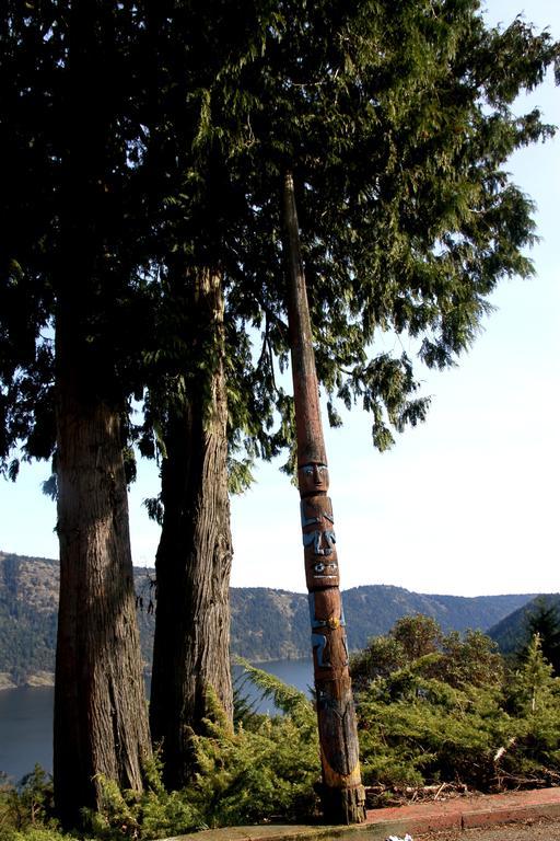 Moon Water Lodge Malahat ภายนอก รูปภาพ