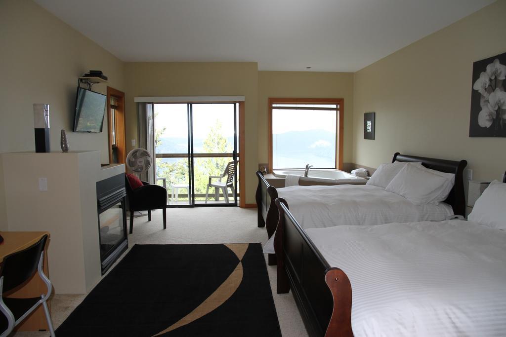 Moon Water Lodge Malahat ภายนอก รูปภาพ