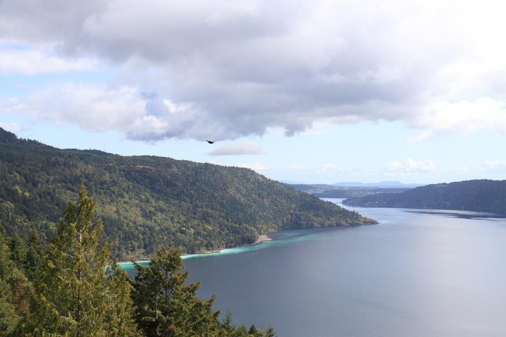 Moon Water Lodge Malahat ภายนอก รูปภาพ