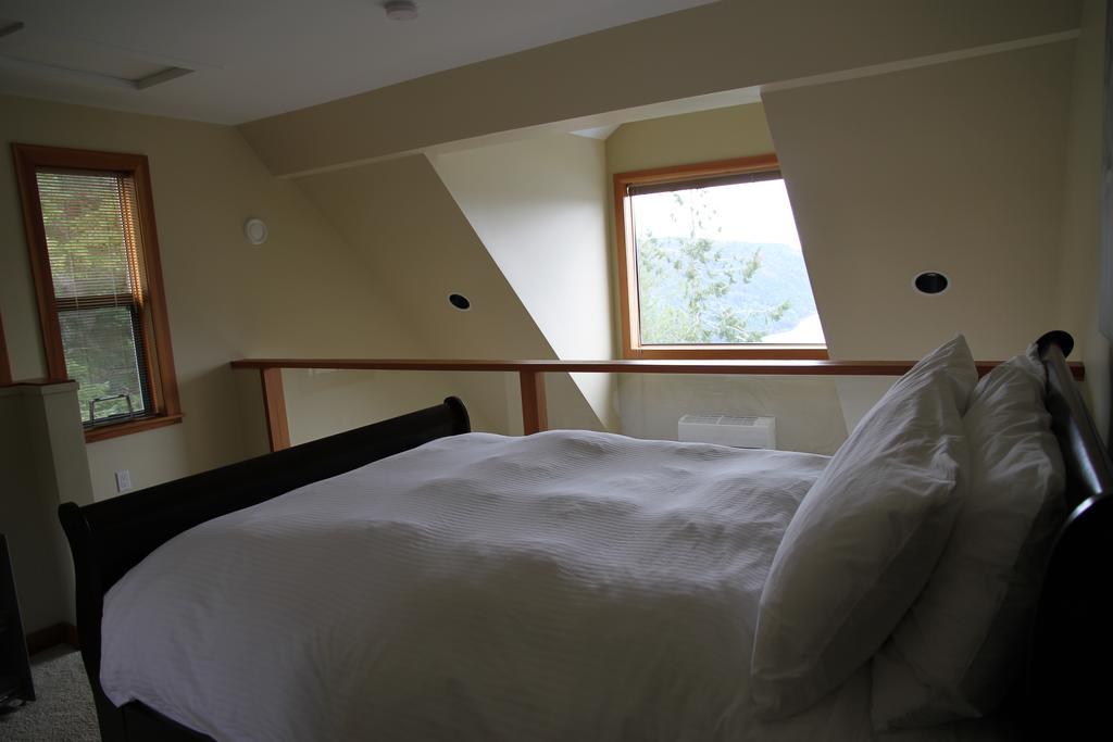 Moon Water Lodge Malahat ภายนอก รูปภาพ