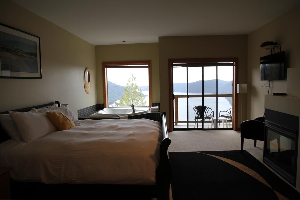 Moon Water Lodge Malahat ภายนอก รูปภาพ