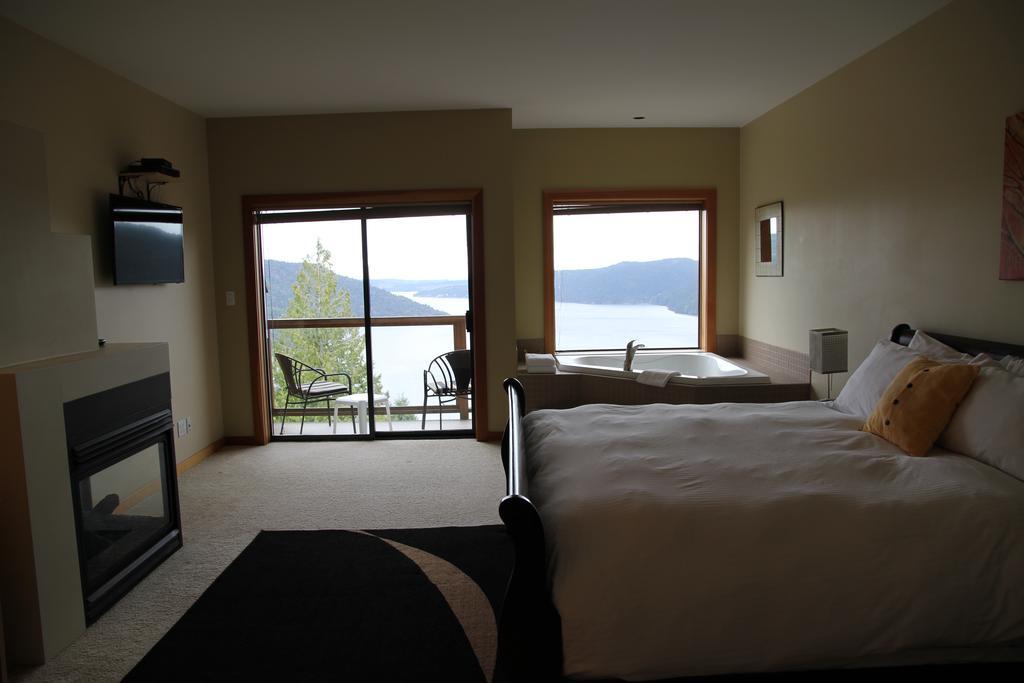 Moon Water Lodge Malahat ภายนอก รูปภาพ