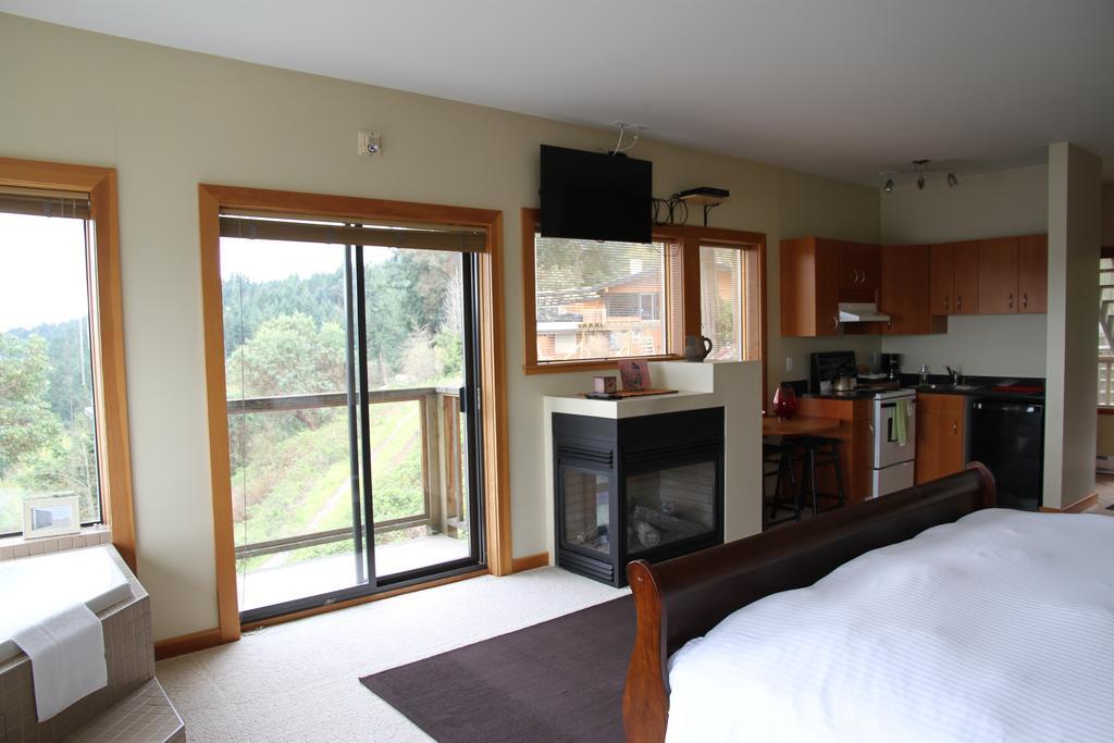 Moon Water Lodge Malahat ภายนอก รูปภาพ