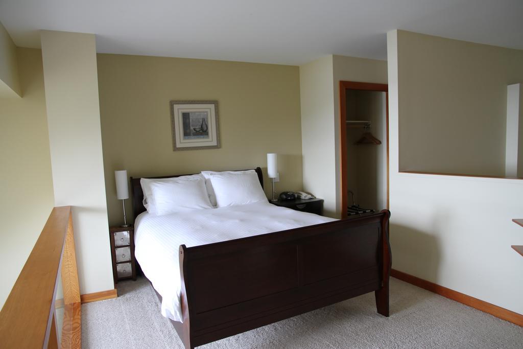 Moon Water Lodge Malahat ภายนอก รูปภาพ