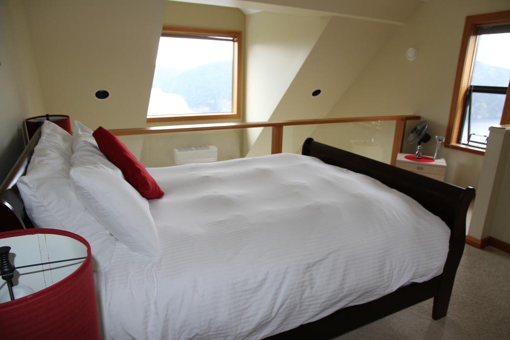 Moon Water Lodge Malahat ภายนอก รูปภาพ