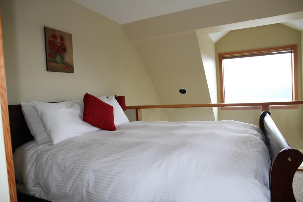 Moon Water Lodge Malahat ภายนอก รูปภาพ