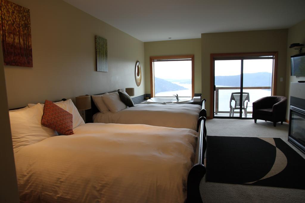 Moon Water Lodge Malahat ภายนอก รูปภาพ