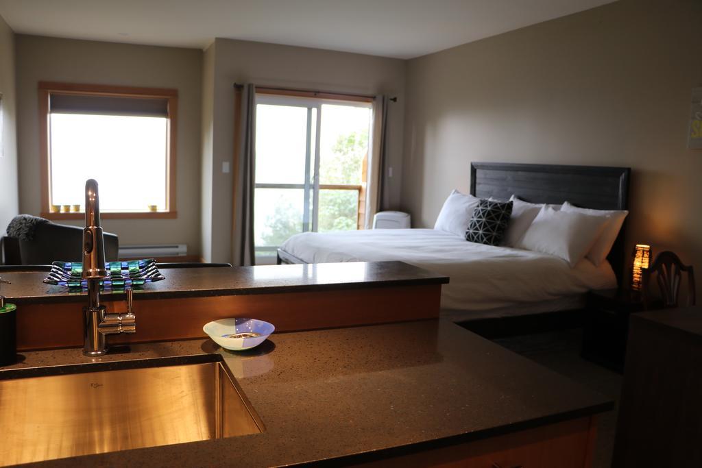 Moon Water Lodge Malahat ภายนอก รูปภาพ